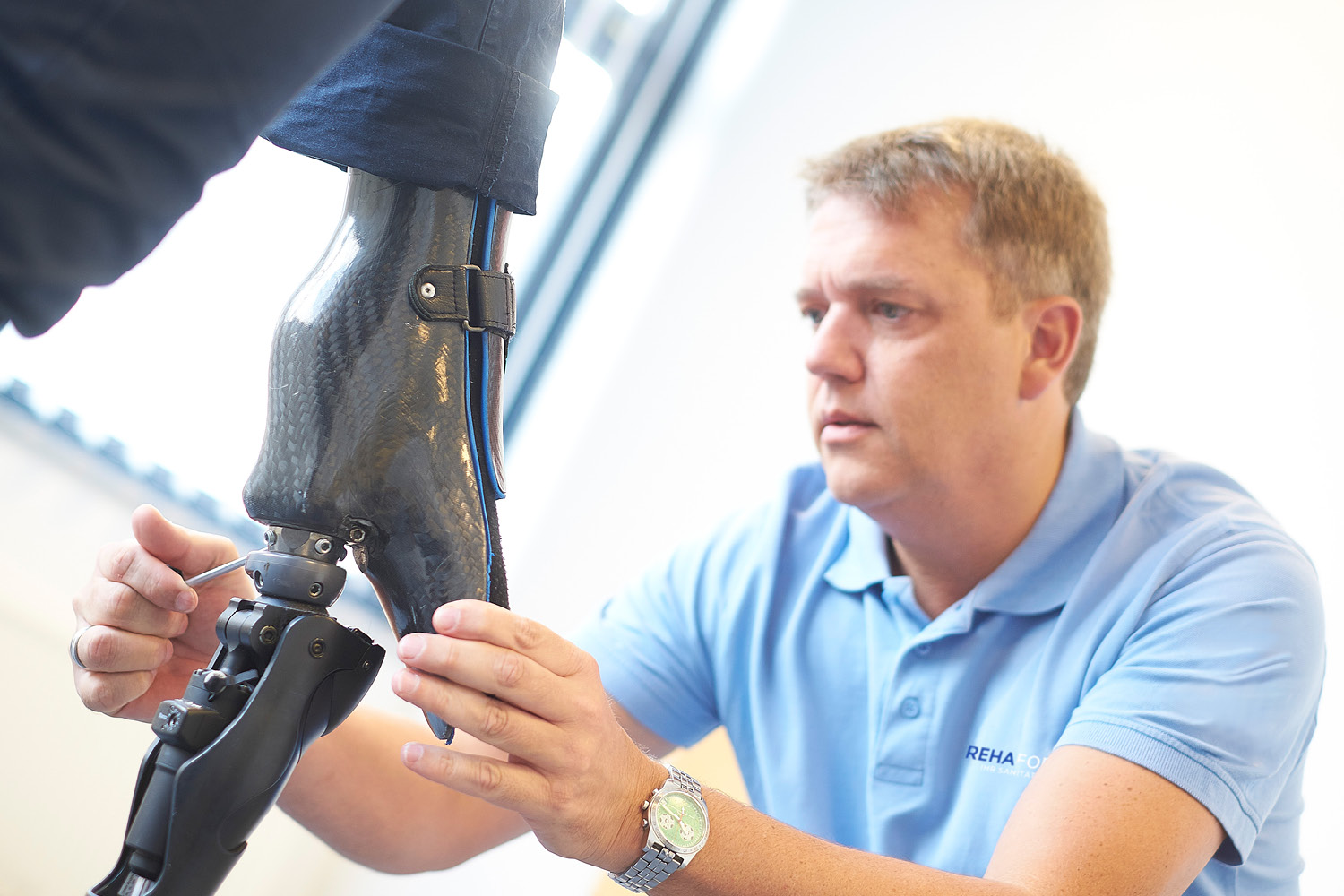 Mitarbeiter bei der Arbeit an einer Prothese