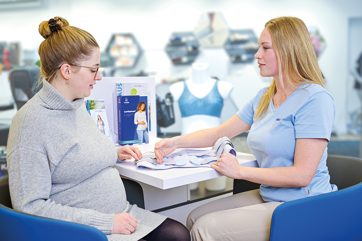 Mitarbeiterin bei einer Kundenberatung im Sanitätshaus